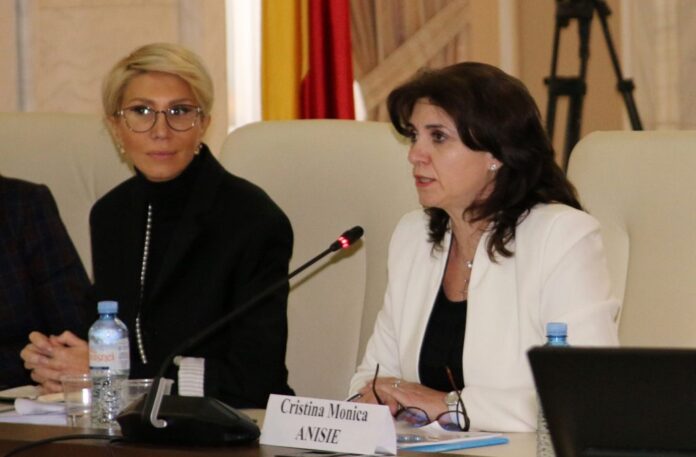 Înghețarea anului școlar nu este o soluție în criza coronavirusului, afirmă USR-PLUS. Care sunt măsurile propuse de alianță