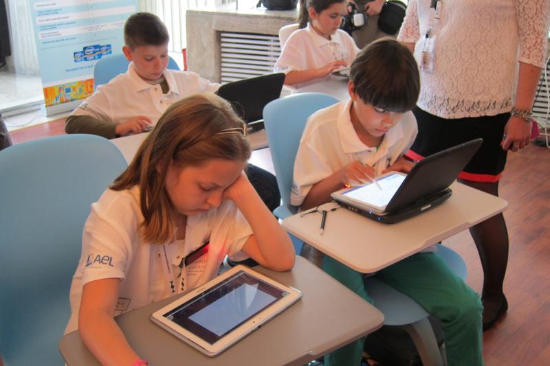 Laptop pentru elevii defavorizați ca să facă școala online. Mai e nevoie de votul senatorilor