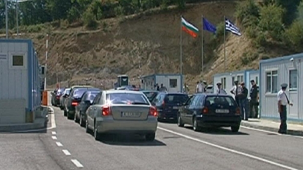 Guvernul le cere românilor să evite deplasările în străinătate