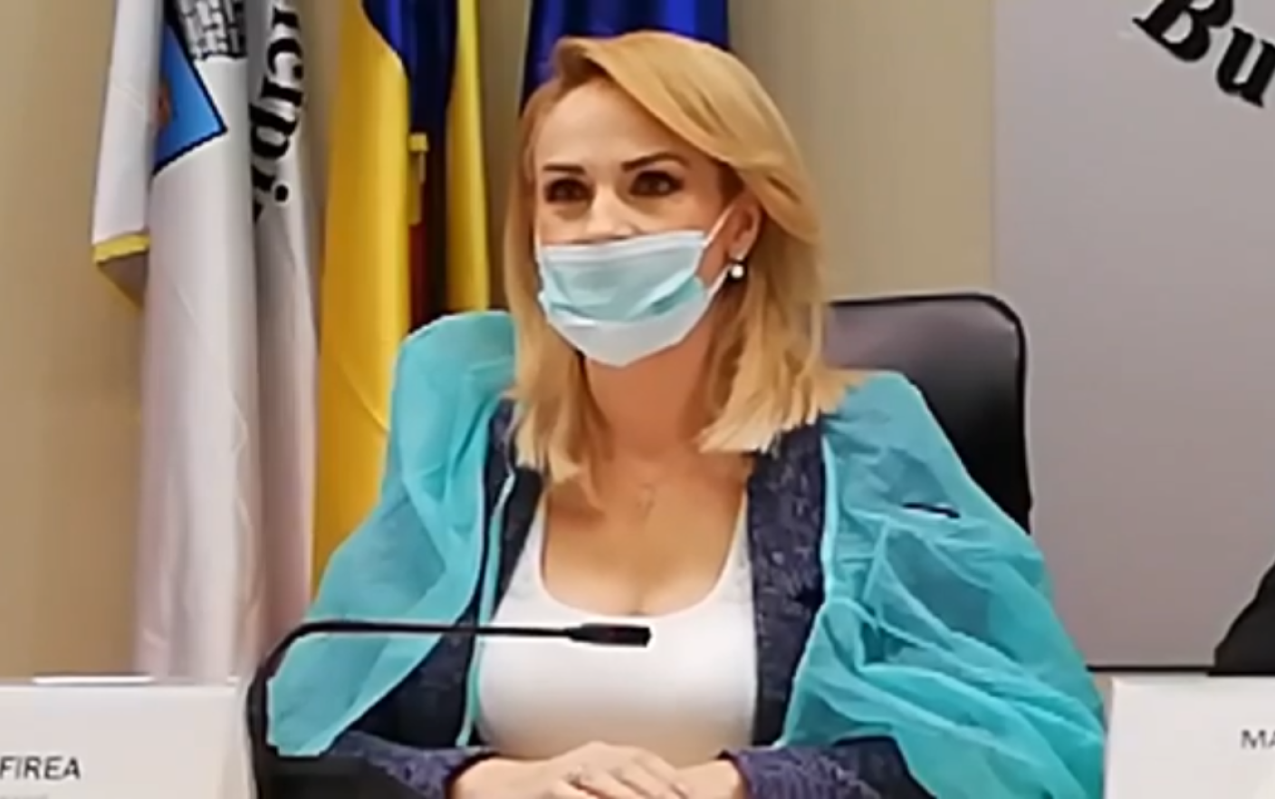 Măști cu însemnele electorale ale Gabrielei Firea sunt distribuite în școli