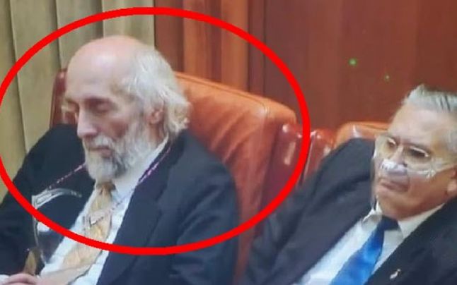 Senator AUR, surprins dormind în ședința din Parlament: „Activează conexiuni mintale speciale. Eram în poziția vishuddha chakra”