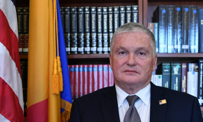 Ambasadorul Adrian Zuckerman pleacă din România