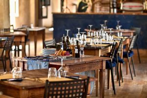 Criză majoră de angajați în HoReCa. 20% dintre ei sunt străini: „Ne plângem că nu avem turiști în România, dar nu luăm deloc măsuri” 1 Se redeschid la interior restaurantele, cinematografele, sălile de jocuri