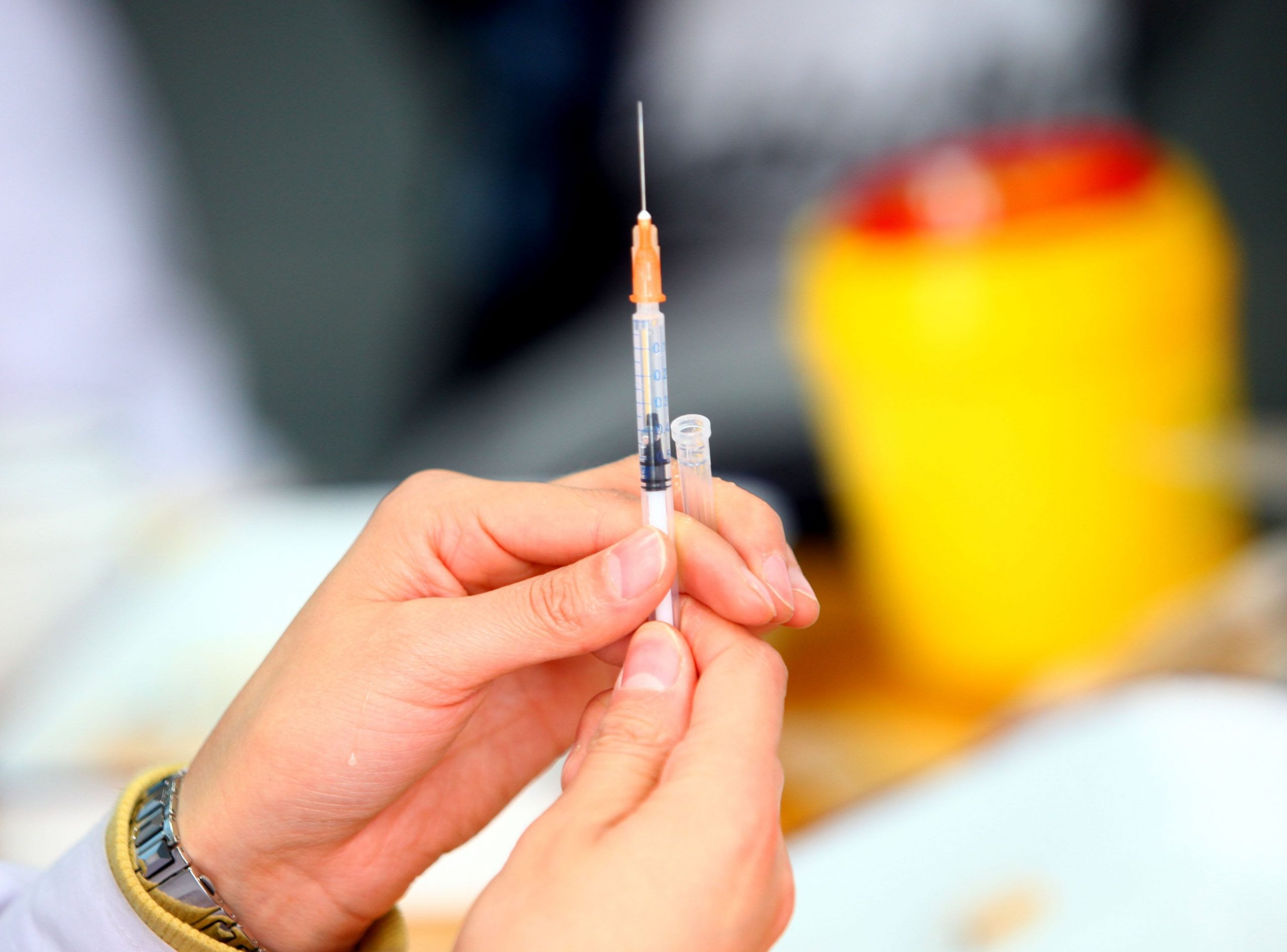 Vaccinarea persoanelor infectate cu coronavirus ar fi inutilă și periculoasă