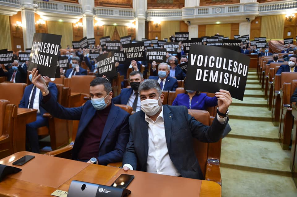  PSD depune o moțiune simplă împotriva lui Vlad Voiculescu și îi cere demisia cu pancarte negre
