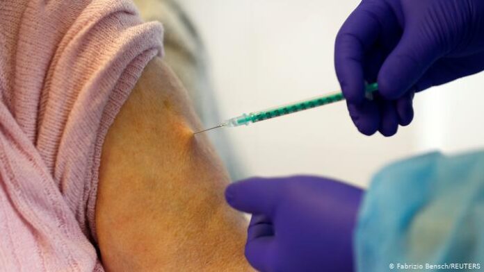 După prima doză de vaccin anti-COVID, patru persoane s-au îmbolnăvit