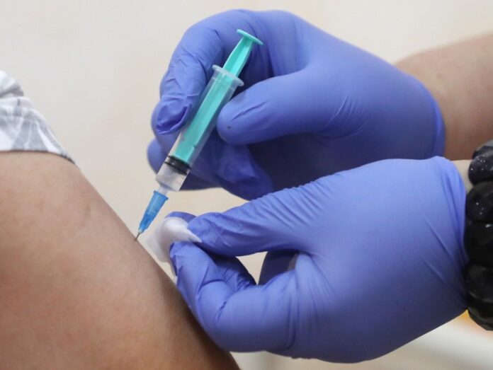 Au încurcat vaccinul personalul unui centru de vaccinare din Târgu Jiu