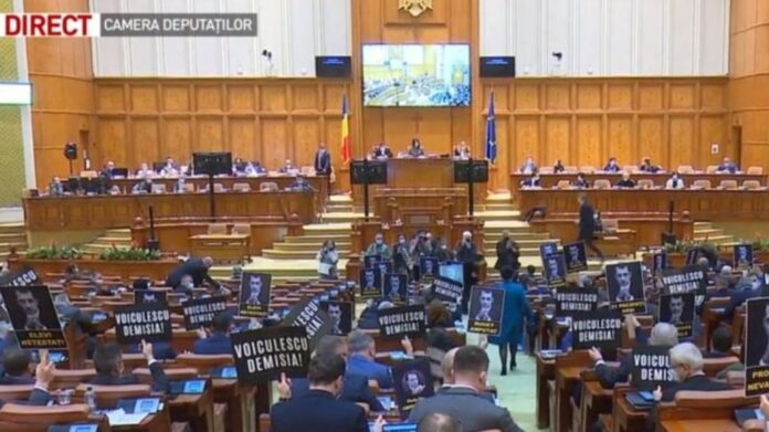 Moţiune simplă împotriva Ministerului Sănătăţii. Vlad Voiculescu: „V-aţi bătut joc de munca mea”