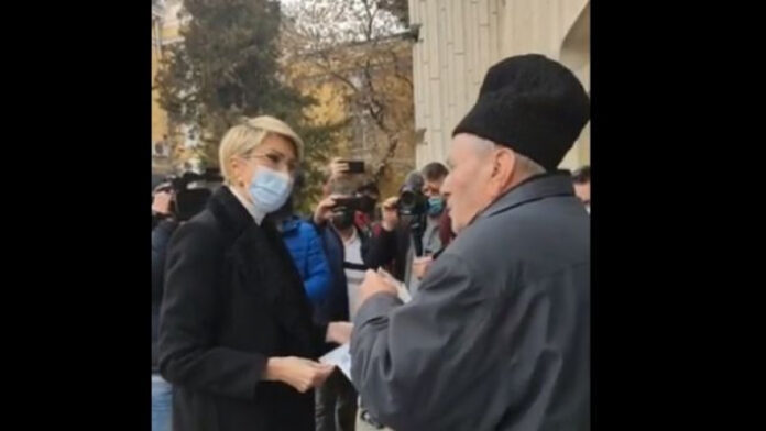 Raluca Turcan a primit o ciocolată de la un pensionar din Botoșani