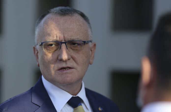 Elevii se întorc în bănci doar atunci când va fi stabilită rata de infectare