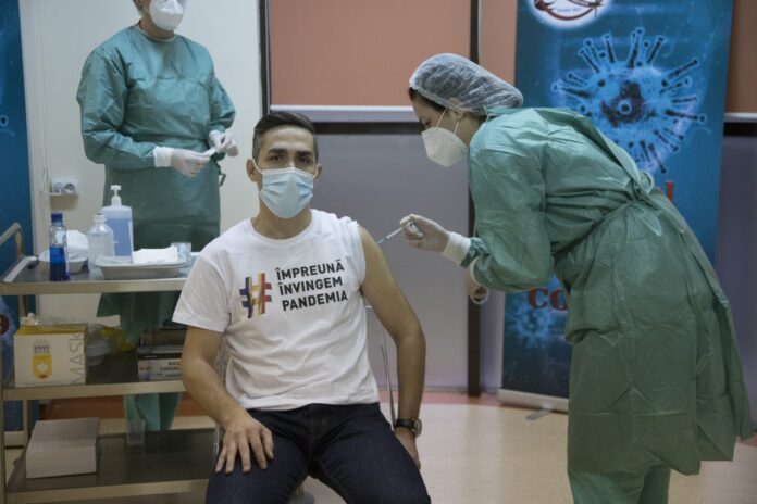 Maraton de vaccinare la aeroport, într-un centru drive-thru