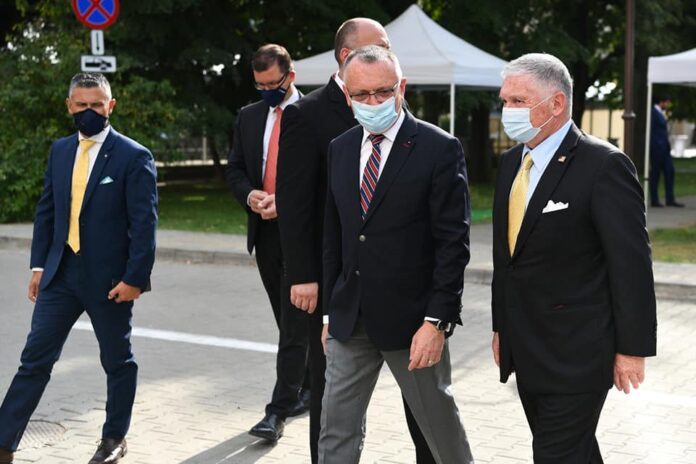 Părinții să se vaccineze, zice Cîmpeanu. Se tem să-și lase copiii la școală