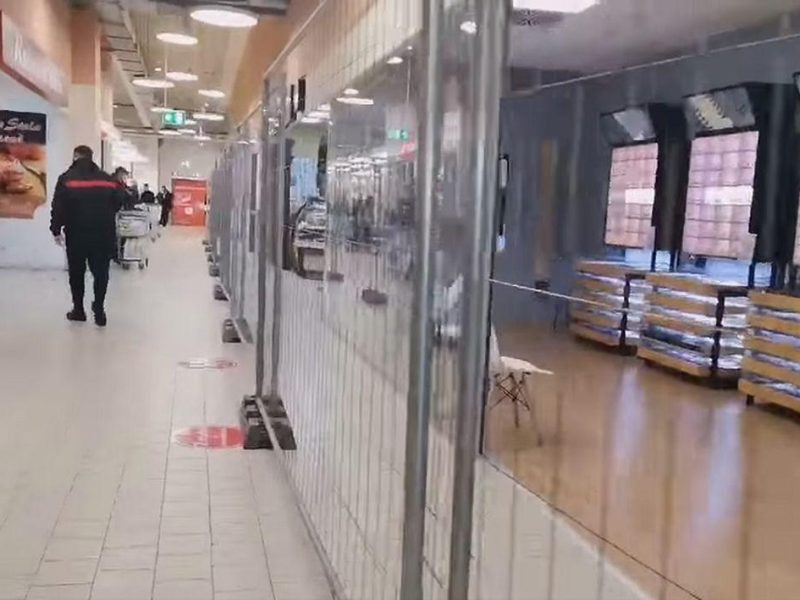 Garduri pentru nevaccinați într-un un lanț de supermarketuri din România