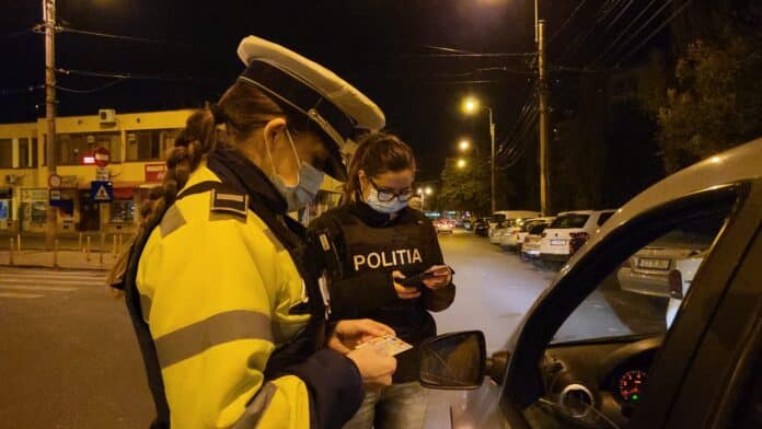 Polițiștii protestează față de impunerea certificatului verde