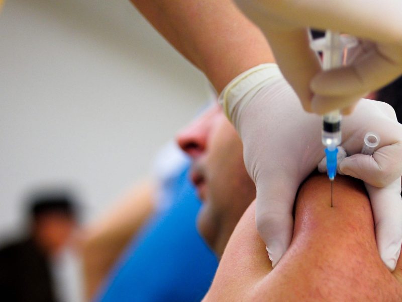 Vaccinarea obligatorie va fi impusă în Polonia angajaților