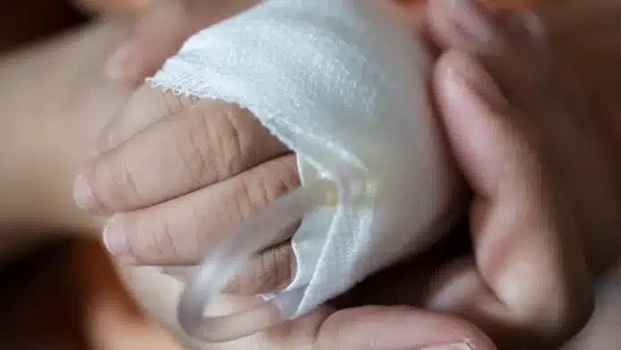 Cel mai tânăr pacient cu COVID are doar 10 zile, și este internat în Iași