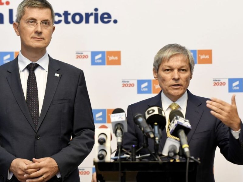 Zeci de membri USR demisionează după retragerea lui Dacian Cioloș