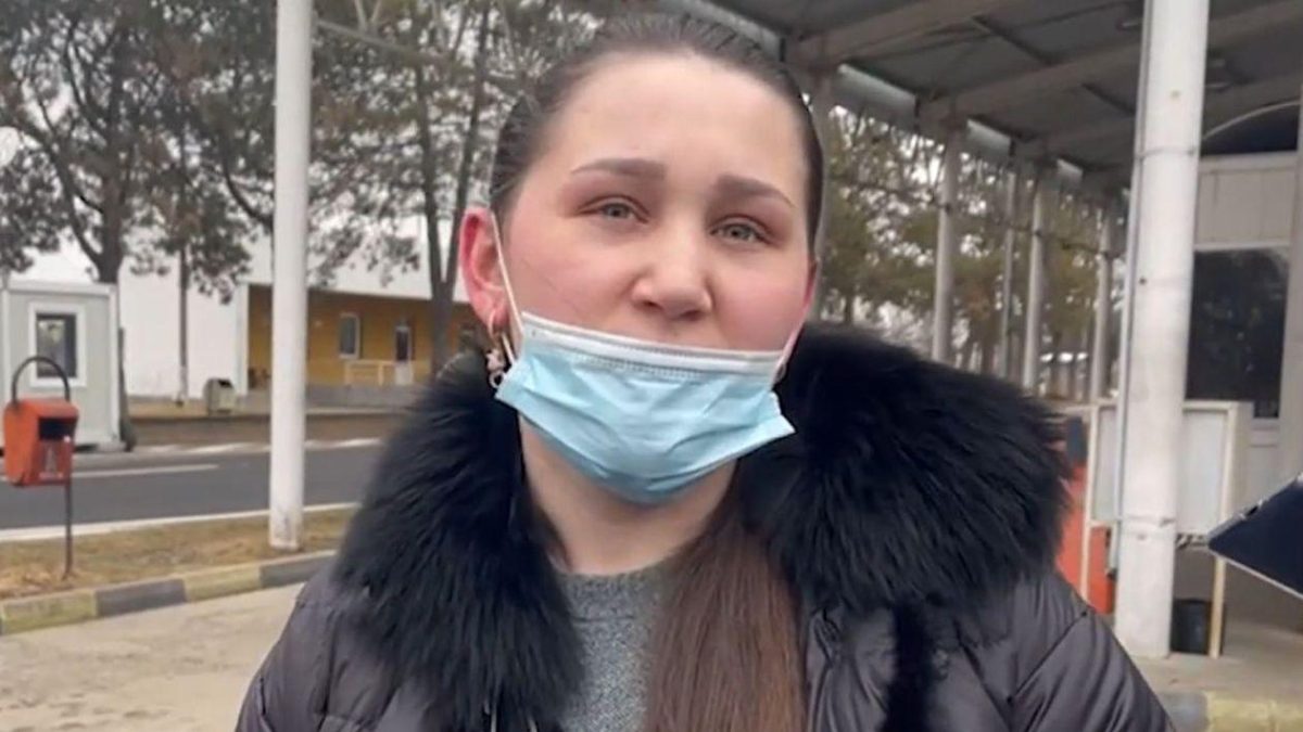 O mamă din Ucraina trecut pe jos granița în România, cu copilul în cărucior