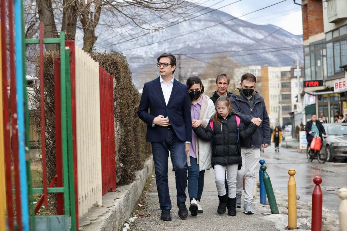 O fetiță cu sindromul Down dusă la școală de președintele Macedoniei
