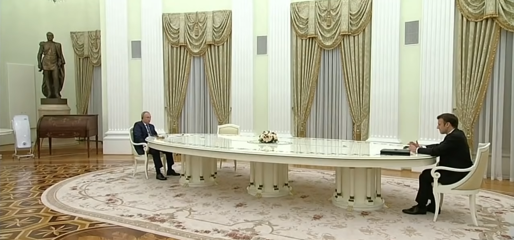 Întâlnirea dintre Putin și Macron a avut loc la o masă imensă. Motivul real
