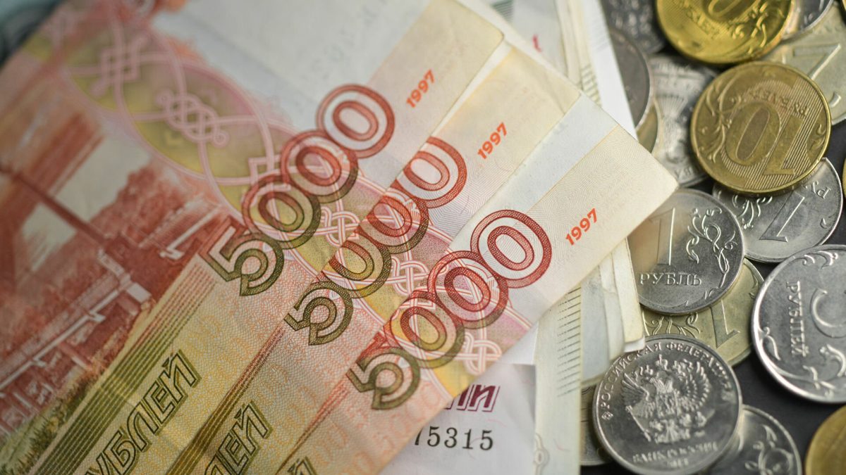Rubla s-a prăbușit cu mai bine de 30% luni dimineață