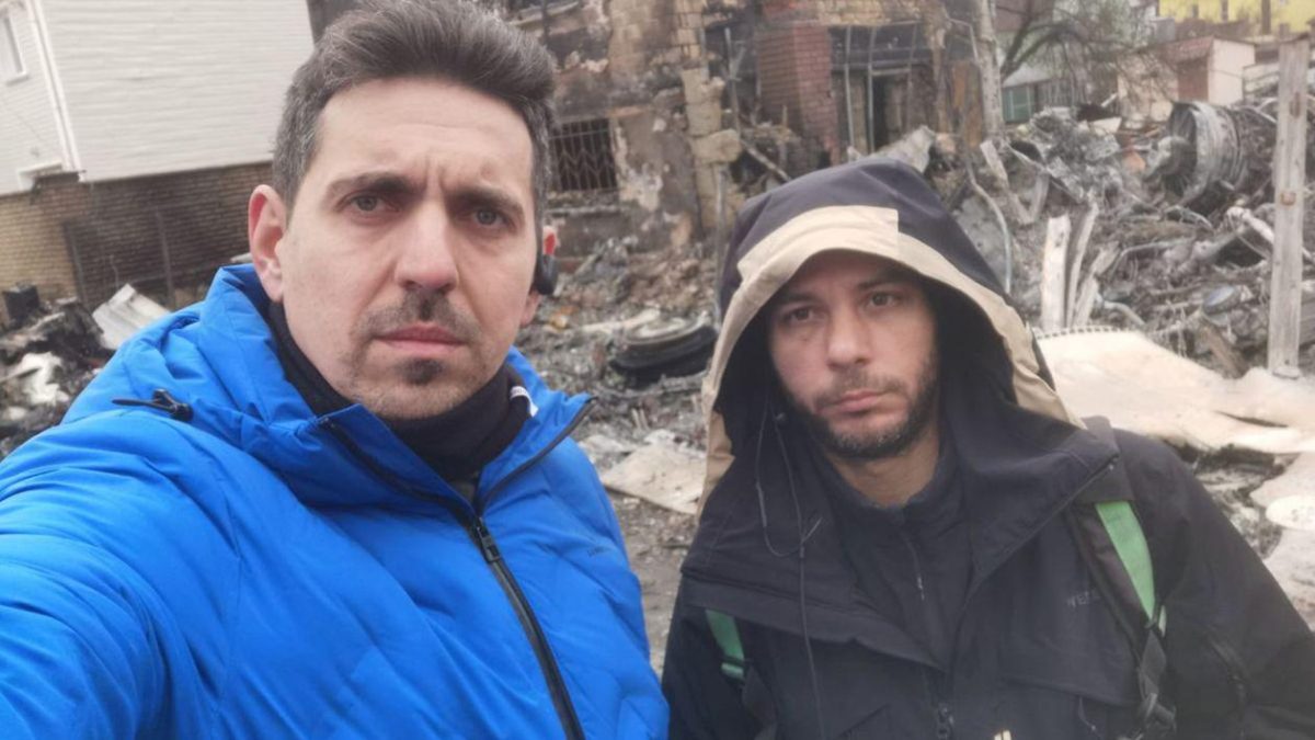 Doi jurnaliști români care transmit de pe frontul din Ucraina, reținuți