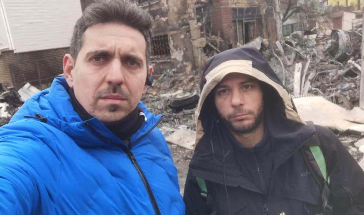 Doi jurnaliști români care transmit de pe frontul din Ucraina, reținuți