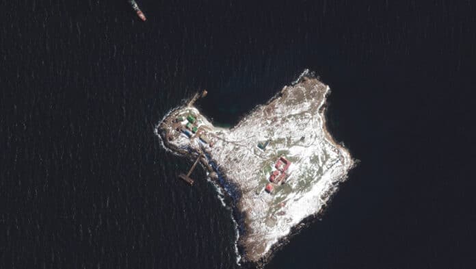 Imagini cu Insula Șerpilor bombardată au fost făcute publice