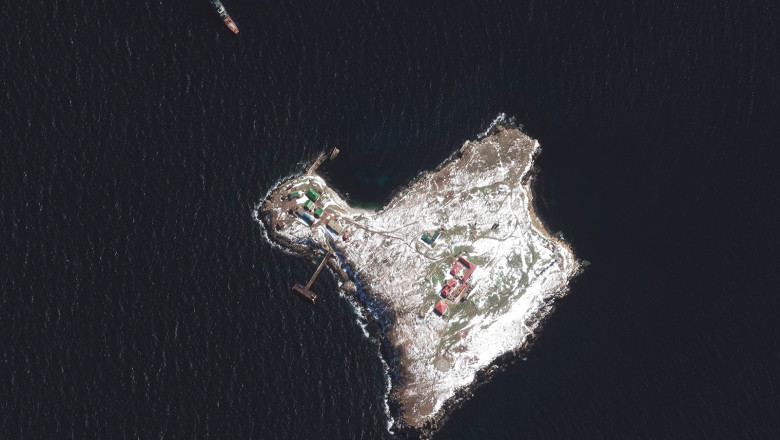 Imagini cu Insula Șerpilor bombardată au fost făcute publice