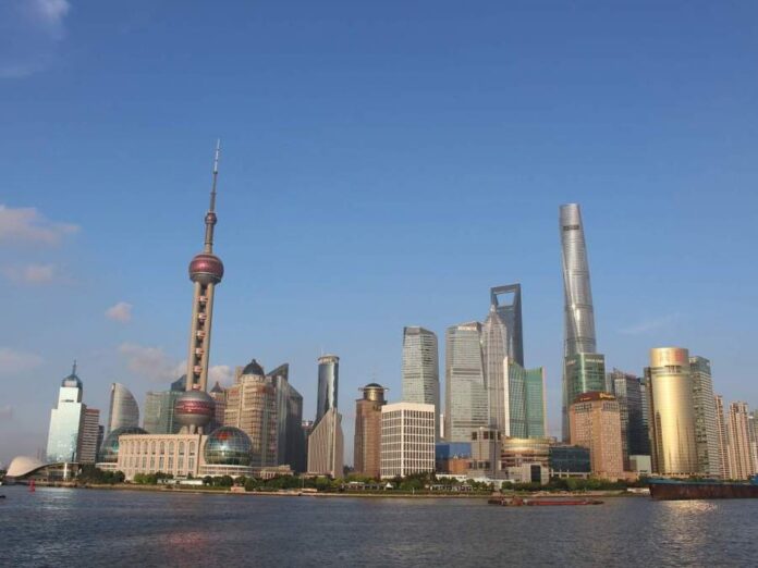 Chinezii dorm la birou în Shanghai, în urma lockdownlui impus