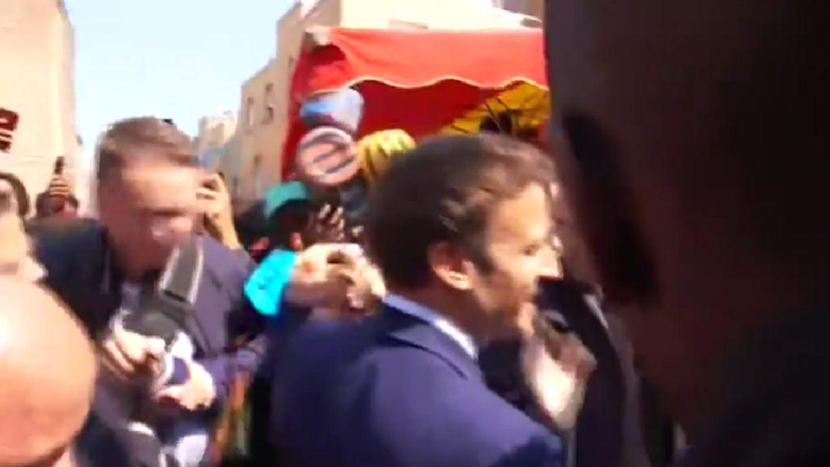 Emanuel Macron a fost atacat cu roșii la prima sa ieșire în public