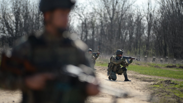 Soldații români din grupul NATO se antrenează cot la cot cu cei străini
