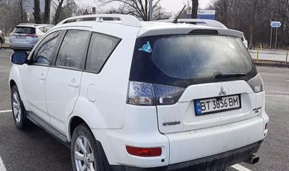Mașinile ucrainenilor au blocat parcarea aeroportului din Suceava