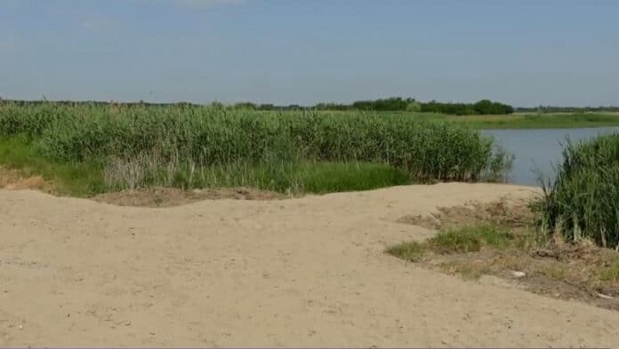 O plajă pentru nudiști făcută de primăria unei localități din Călărași