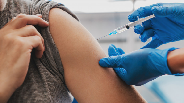 A patra doză de vaccin poate fi administrată în România începând de luni