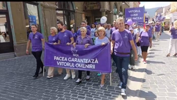 Viorica Dăncilă a plimbat 50 de oameni prin trei orașe să cânte: „Să fie pace pe Pământ, să fie pâine pe masă