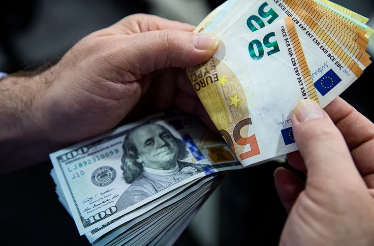 Euro a pierdut mult din valoarea lui în raport cu dolarul american