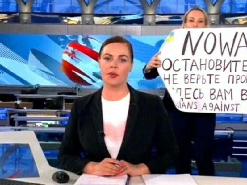 Jurnalista rusă care a protestat în direct față de război a fost arestată