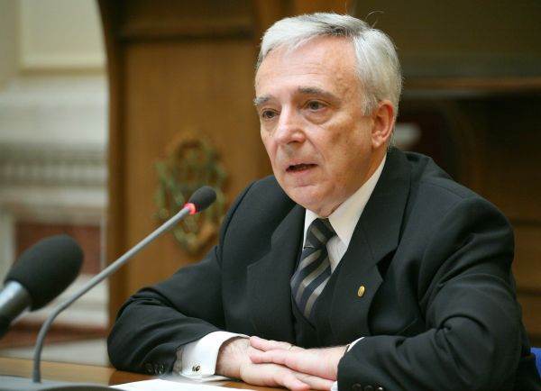 Mugur Isărescu se bucură lunar de o mică avere, în timp ce le recomandă