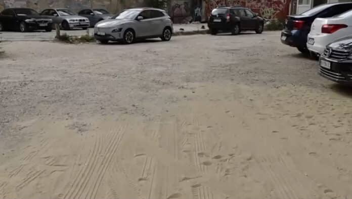 O parcare a Primăriei Capitalei percepe zece lei pe oră pentru noroi