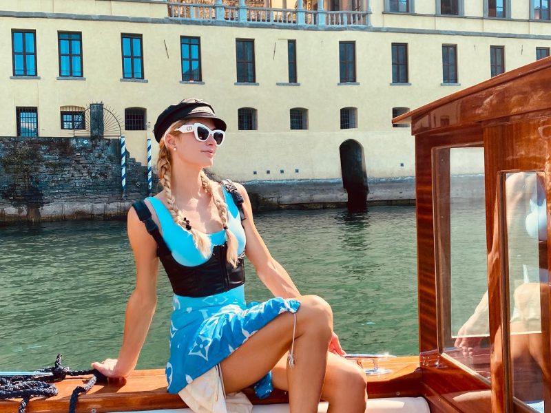 Paris Hilton este invitata specială a Liei Olguța Vasilescu, primarul Craiovei