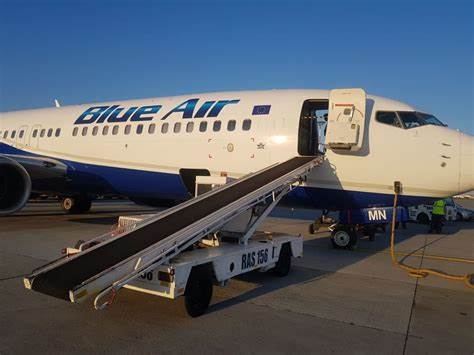 Blue Air este obligată să plătească despăgubiri pasagerilor abandonați