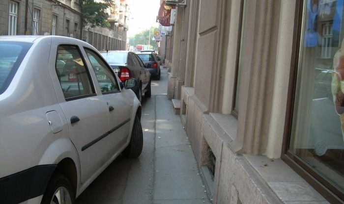 Mașinile parcate neregulamentar vor putea fi ridicate și de pe trotuar