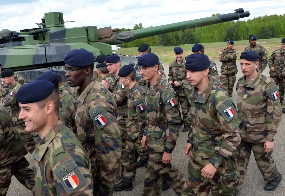 Transportoare blindate franceze au intrat duminică seara în România
