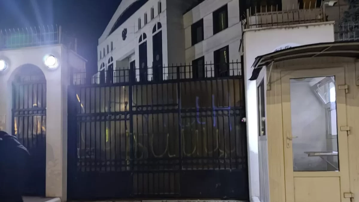 Rusul care a scris „Putin criminal” pe porțile Ambasadei Rusiei