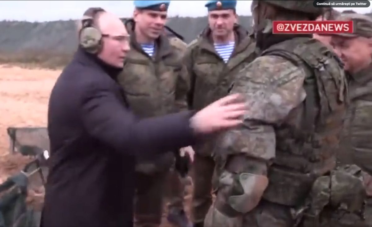 Vladimir Putin trage cu arma în imagini de propagandă, într-o tabără