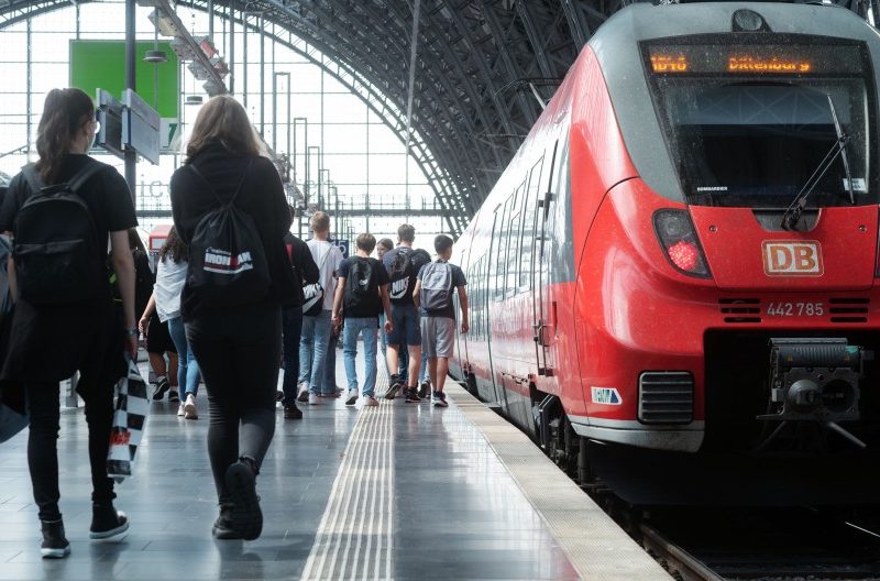 Un român beat a ținut un tren pe loc în Germania, ca să fumeze un joint