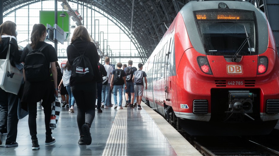 Un român beat a ținut un tren pe loc în Germania, ca să fumeze un joint