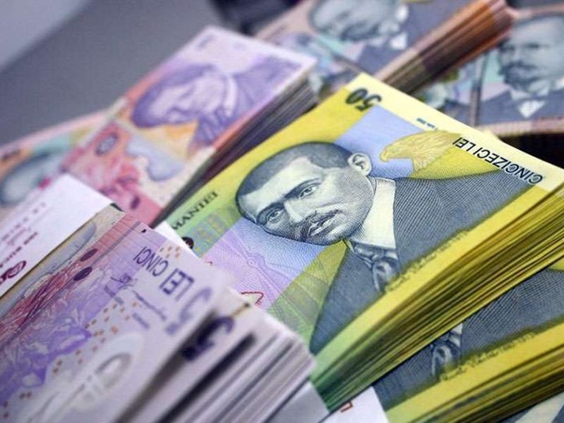 Românii au început să-și pună banii în bancă, în depozite la termen