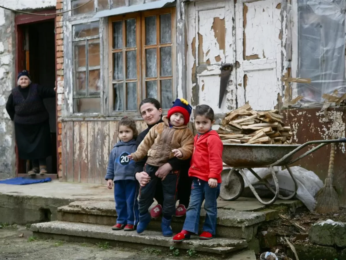 Riscul de sărăcie îi afectează pe aproape jumătate din copiii României